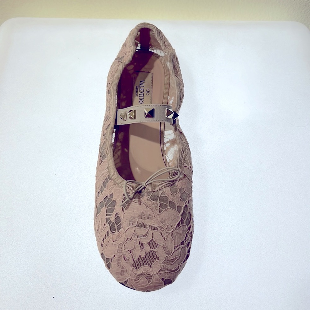 Valentino Garavani Rockstud dusty pink lace ballerinas.